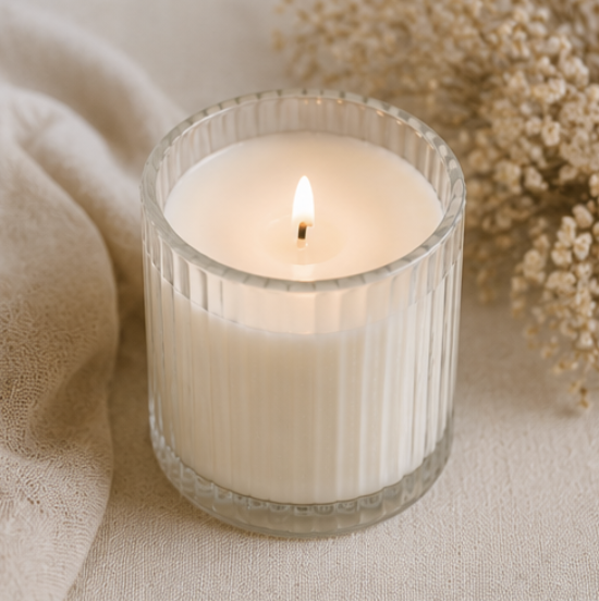 Bougie Douceur ivoire en verre rainuré, idéale pour une décoration de mariage bohème et une ambiance chaleureuse.