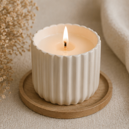 Bougie Promesse ivoire en verre nervuré, idéale pour une décoration de mariage bohème et une ambiance chaleureuse.