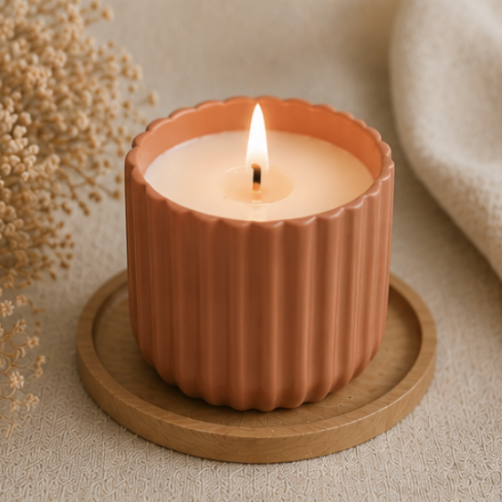 Bougie Promesse terracotta en verre nervuré, idéale pour une décoration de mariage bohème et une ambiance chaleureuse.