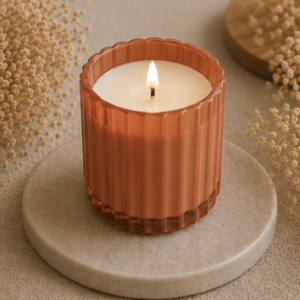 Bougie Éclat terracotta en verre nervuré, idéale pour une décoration de mariage bohème et une ambiance chaleureuse.