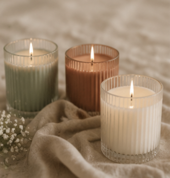 Bougies en verre parfumées pour décoration de mariage bohème, disponibles en ivoire, terracotta et vert sauge.