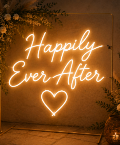 Néon lumineux "Happily Ever After" pour décoration de mariage bohème, idéal pour un photobooth ou une salle de réception.