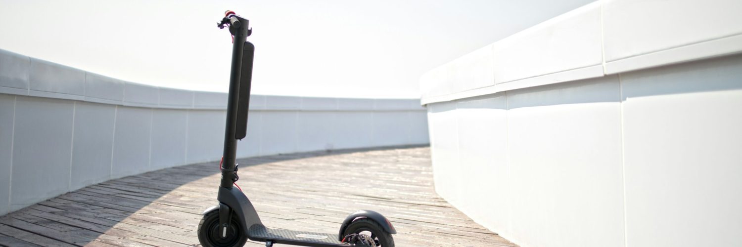 Trottinette électrique sur un chemin en bois